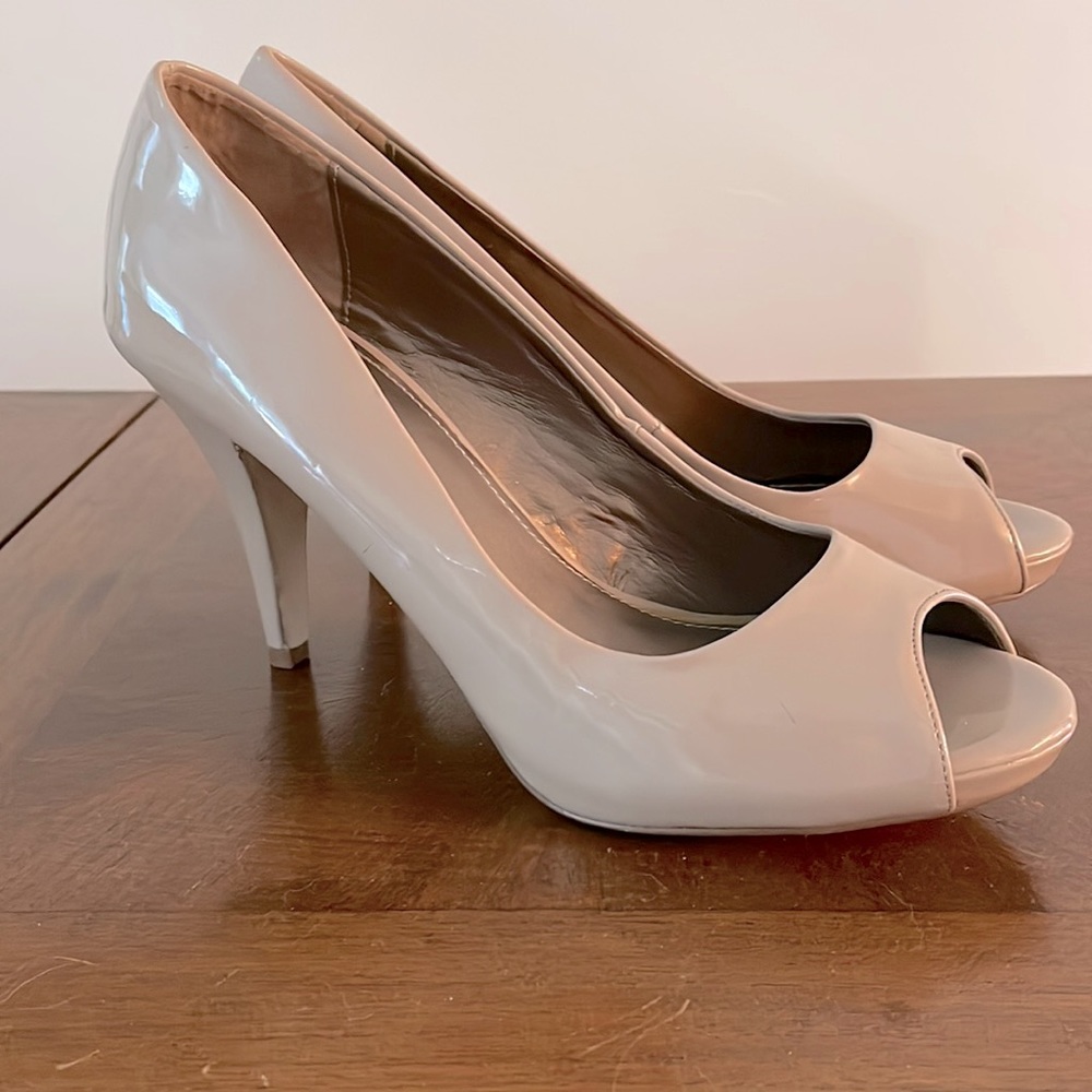Nude patent peep toe pumps